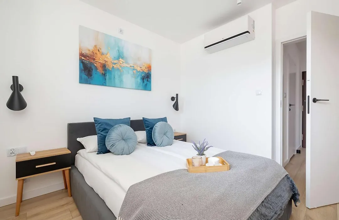 Nowoczesny Rodzinny Apartament z Klimatyzacją i Parkingiem w Krakowie by Renters Prestige-1